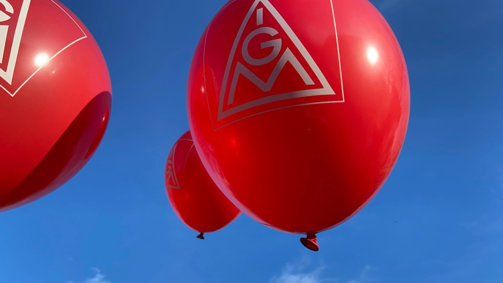 Roter IG Metall Luftballon am blauen Himmel