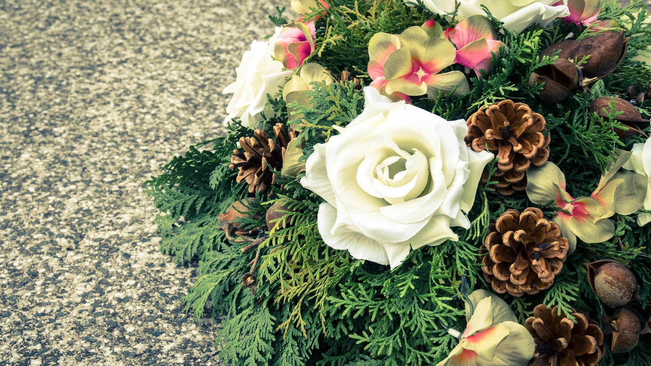 Blumenkranz liegt am Boden