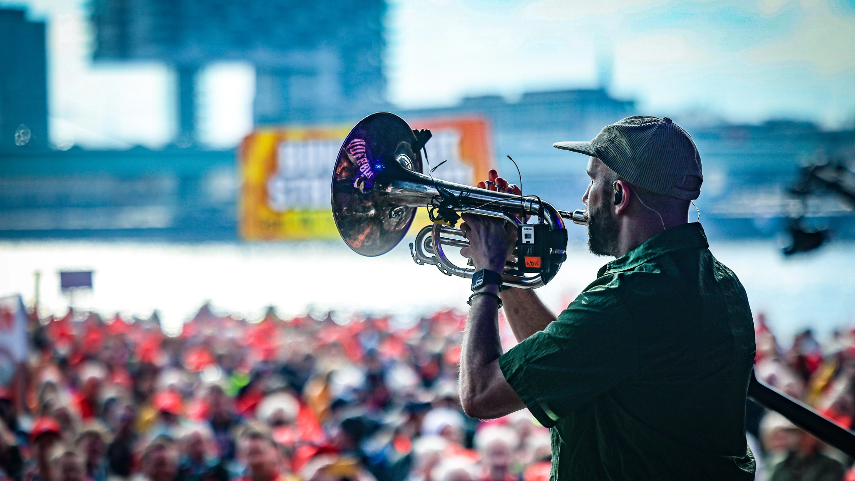 Aktionstag-Köln-Querbeet-Trompete und Kranhäuser