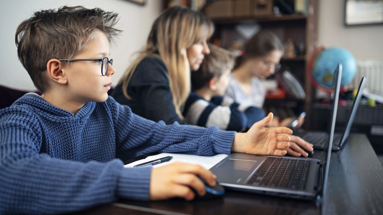 Mutter mit Kindern im Homeoffice und Homeschooling