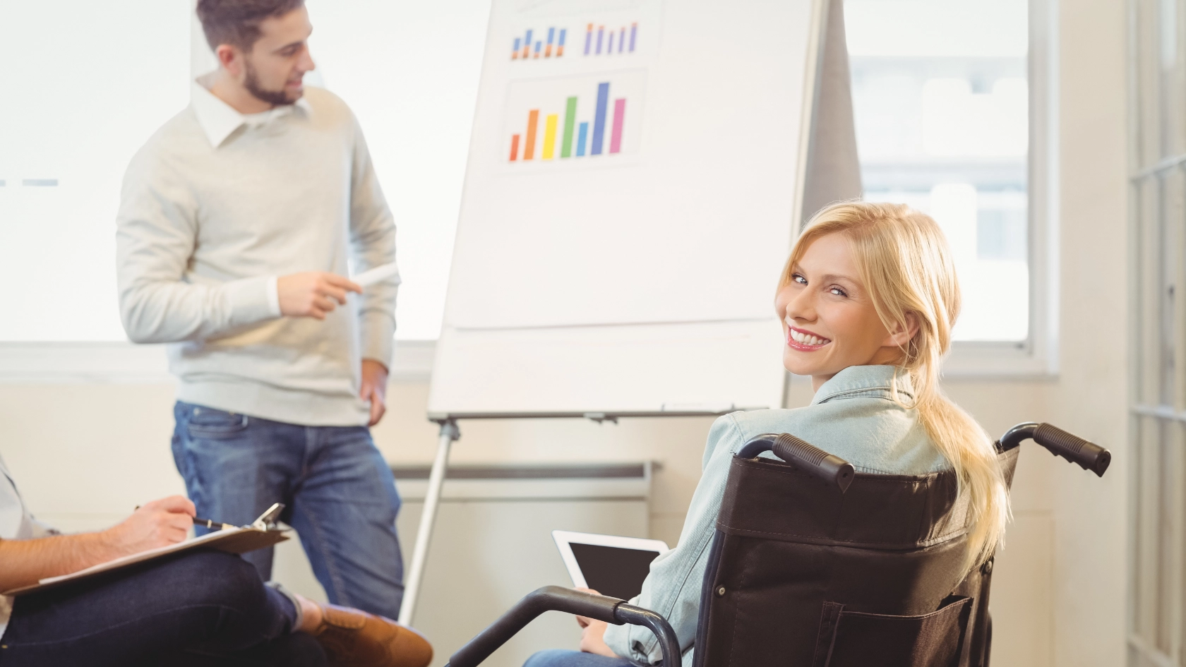 Eine junge Frau im Rollstuhl bei einem Workshop.