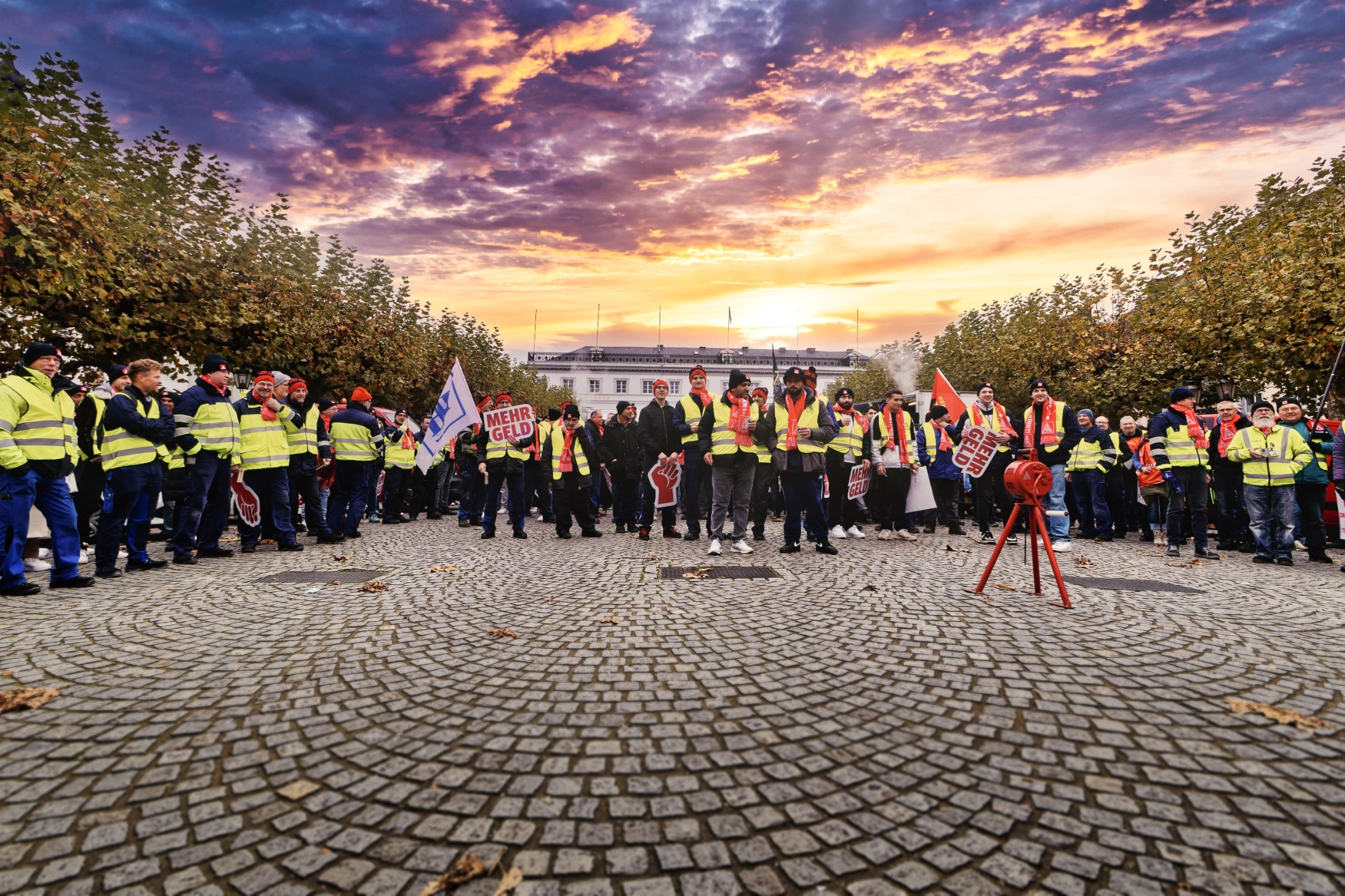 Warnstreik in der Metall- und Elektroindustrie auf dem Uerdinger Marktplatz am 08.11.2024